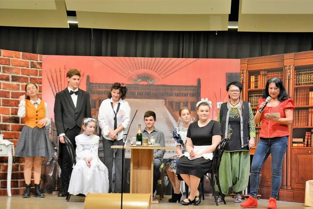 Eine tolle Partie, das Kinder-und Jugendtheater St. Michael. v.li Pia Lukesch, Julian Scharf, Michelle Mischlinger, Karin Zuchetto, Jonas Schranz, Celine Mischlinger, Selina Gasteiger, Melitta Streitmaier, Leiterin Andrea Hoffelner   | Foto: Peter Taurer