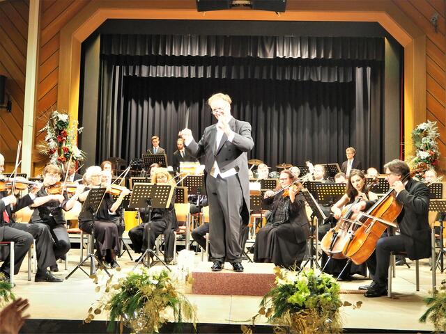 Musikschuldirektor Alfred Reiter dirigierte das Städtische Orchester beim großen musikalischen Jahresauftakt 2023 in der Thermenhauptstadt. | Foto: WW