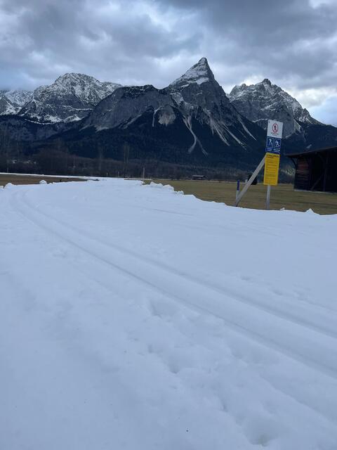 Im Moos wurde eine Loipe mit künstlichem Schnee für den heimischen Langlauf-Nachwuchs bereit gestellt. | Foto: TZA