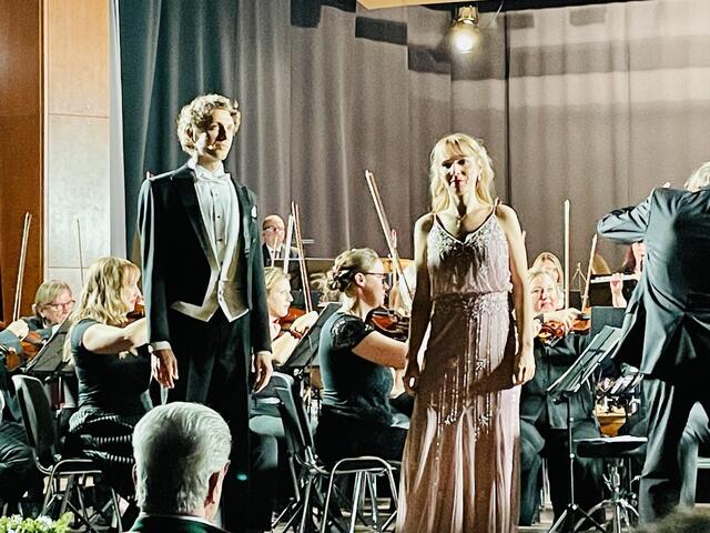 Jelena und Florian Widmann gaben bekannte Ohrwürmer zum Besten.  | Foto: B. Gady