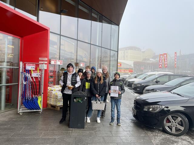 Im Stadtzentrum und auch vor einem Einkaufsmarkt sammelten die Schüler der Mittelschule für Emma Bauer. | Foto: Anja Lindorfer