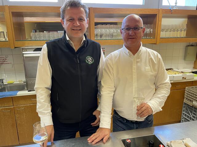 Anton Klapsch und Jürgen Uitz  sorgten gemeinsam mit ihre Kollegen von den Weinbrüdern Wagna für das leibliche Wohl.  | Foto: B. Gady