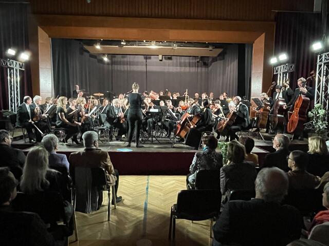 Einspiel durch die Konzertmeisterin. | Foto: B. Gady