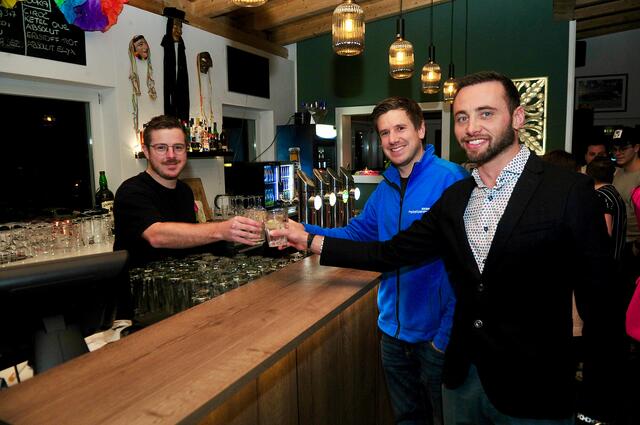 Bgm. Thomas Suitner und FZZ-GF Michael Kirchmair gratulierten Neo-Gastwirt Michael Happ (li). | Foto: Hassl