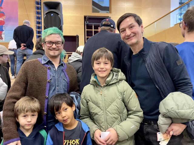 Väter, die sich am Dreikönigstag treffen, während sich der Nachwuchs für die Buabefåsnåcht anmeldet: Philipp Scheiring (l.), Leiter der Imster Jugendarbeit, und Markus Lentsch (r.), Lehrender und Bautechnik-Abteilungsvorstand an der HTL Imst | Foto: Matt