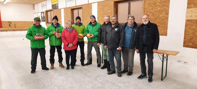 Rang 8 EC Oberndorf II Rudi Volstuben, Manfred Hörl, Ella Salfenauer, Christoph Volstuben, Walter Ritter, Gemeinde Vorstand Michael Jöchl, ESV E- Obmann Georg Lechner, Bez. Obm. Andi Aberger und Gemeinderat Ewald Dandler | Foto: Brigitte Müller