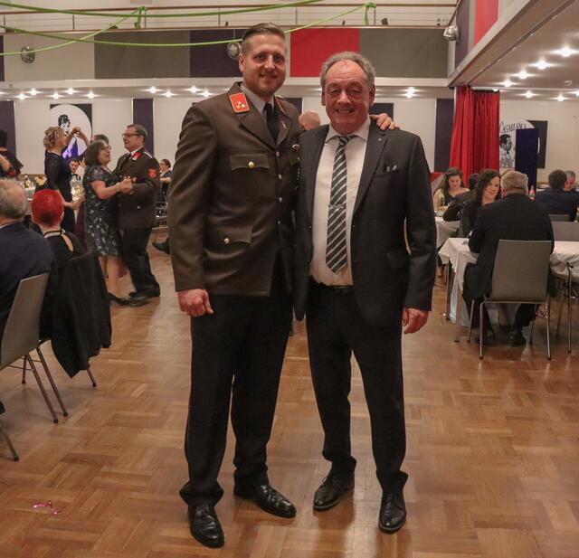 Feuerwehr Kommandant Peter Schmid  und Bürgermeister Dieter Posch haben den Abend sehr genossen.  | Foto: Alejandra Ortiz