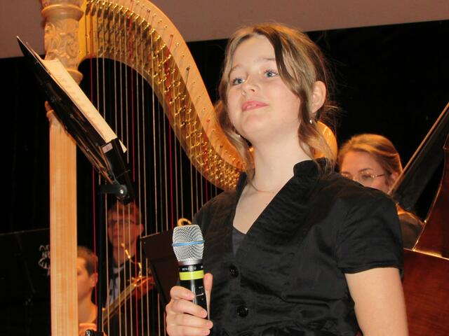 Greta unterstützte ihren Vater Peter Vöhl bei der Begrüßung der Konzertbesucher. 