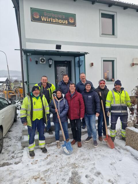 Vorne v.l.: Franz Lagler (Firma Porr), Priscilla Riegler (MalerMeier, Buchhaltung/Verkauf), Hainfelds Bürgermeister Albert Pitterle, Malermeister Michael Meier,  Thomas Schweiger (Gemeinde Hainfeld).
Hinten v.l.: Gerhard Pöltz (Firma Porr), Hans Zach (Firma Porr) , Oliver Speck (Stadtamtsdirektor Gemeinde Hainfeld)  Manfred Hinterleitner (MalerMeier, Techniker). | Foto: privat
