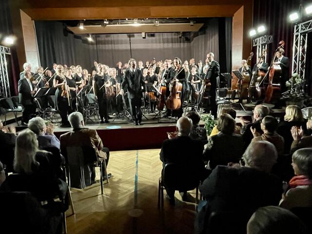 Johann Assinger begrüßt gemeinsam mit dem Symphonischen Orchester Leibnitz die Gäste in Wagna. | Foto: B. Gady