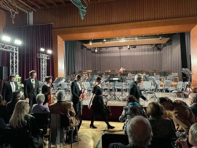 Unter Beifall betreten die Künstlerinnen und Künstler des Symphonischen Orchesters Leibnitz die Bühne. | Foto: B. Gady