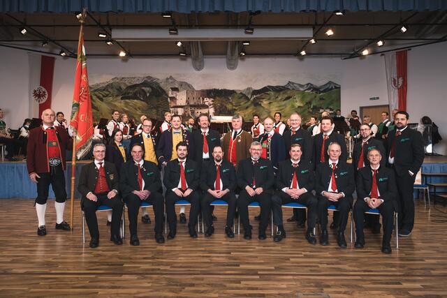 67. Generalversammlung in Nauders: Der neu gewählte Vorstand des Musikbezirks Landeck (2022-2025) mit Landesobmann Elmar Juen. | Foto: Gabriel Kollreider