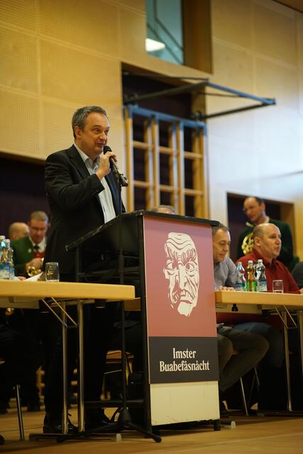 Eröffnete die Fåsnåchtsvollversammlung mit einem Gedicht von Hermine Waltner: Manfred Waltner, stellvertretender Obmann der Imster Fåsnåcht und Chef der Bärenbande | Foto: Matt