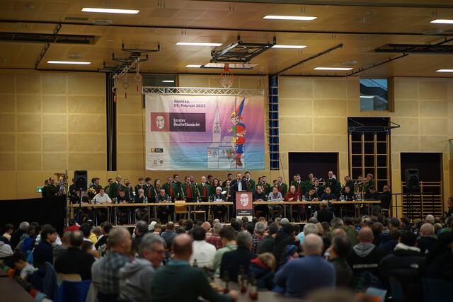 Über 400 Masken werden heuer die Buabefåsnåcht zelebrieren. Rund doppelt so viele Menschen füllten die Vollversammlung am Dreikönigstag. | Foto: Matt