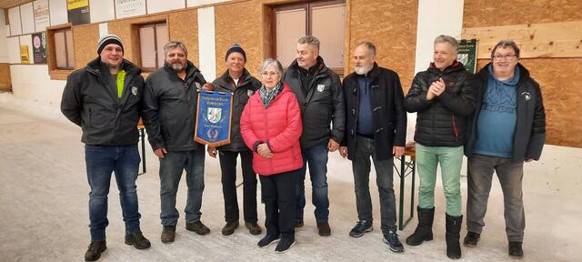 Rang 3 ESV Erpfendorf; Wolfgang Loidl, Georg Lechner, Otto Mols, Ella Salfenauer, Stefan Ehleben, Gemeinderat Ewald Dandler, Gemeinde Vorstand Michael Jöchl und Bez. Obm. Andi Aberger | Foto: Brigitte Müller