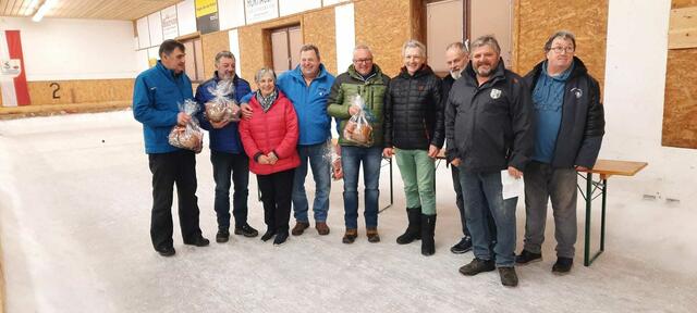 Rang 7  EC Brixen II;  Karli Exenberger, Max Pöll, Ella Salfenauer, Christian Beihammer, Hansjörg Exenberger, Gemeindevorstand Michael Jöchl, Gemeinderat Ewald Dandler, ESV E- Obmann Georg Lechner und Bez. Obm. Andi Aberger | Foto: Brigitte Müller