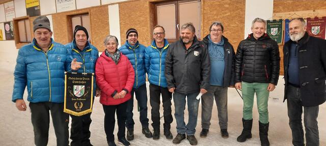 Rang 1 EV Fieberbrunn II;  Michael Hochfilzer, Christian Erhart, Ella Salfenauer, Thomas Seisl, Markus Holzmann, ESV E- Obmann Georg Lechner, Bez. Obm. Andi Aberger, Gemeindevorstand Michael Jöchl und Gemeinderat Ewald Dandler | Foto: Brigitte Müller