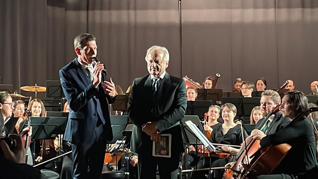 Bürgermeister Peter Stradner und Hans Georg Zach bei der Begrüßung. | Foto: B. Gady