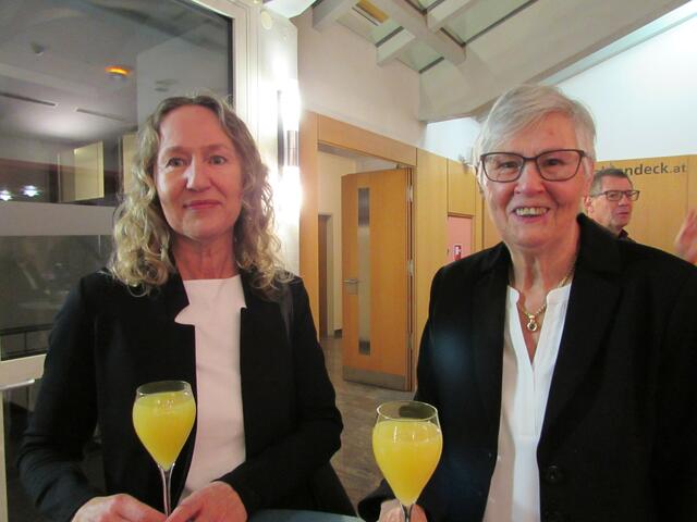 Treue Besucher des Neujahrskonzertes in Landeck: Gabi und Karin Zobl. 