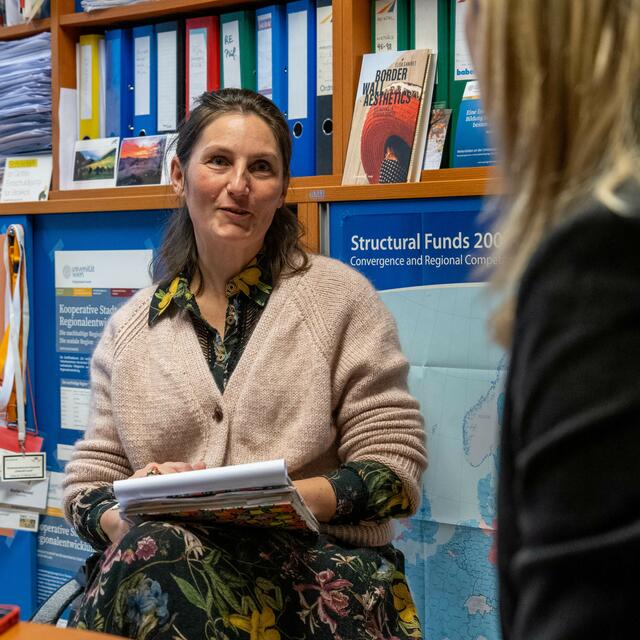 Yvonne Franz: Das Thema Bodenverkauf oder Bodenversiegelung ist eines von vielen, aber im Grunde geht es darum, dass wir mehr Wissen darüber brauchen und vermitteln müssen, wie die einzelnen AkteurInnen miteinander verbunden sind, und vor allem, mit welcher Logik sie handeln.  | Foto: Markus Spitzauer