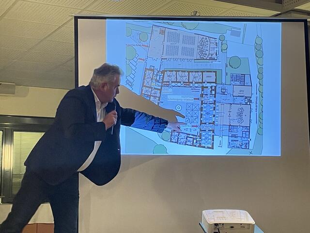 Architekt Thomas Tauber erklärt die neuen Planungen für das Schloß Zeillern.