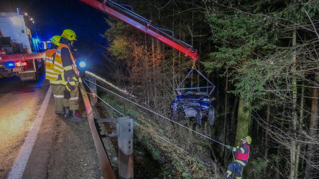 Die Feuerwehr Micheldorf barg den schwer beschädigten Pkw.  | Foto: Jack Haijes Fotografie