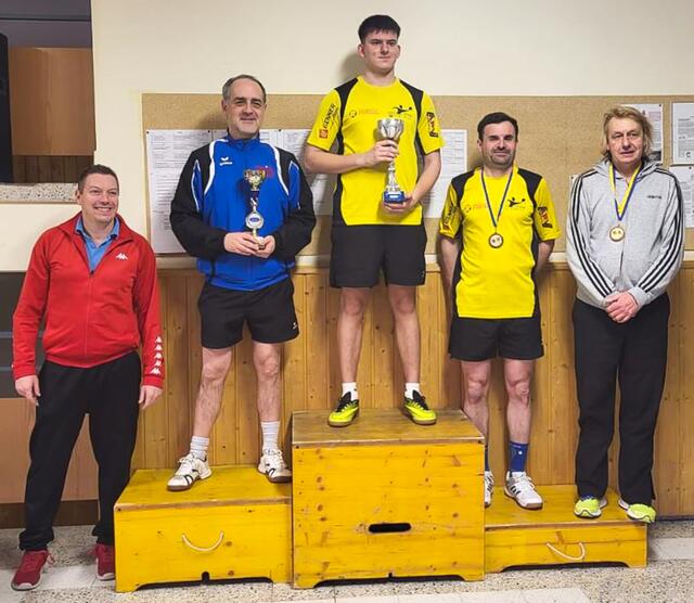 Siegerehrung: Organisator aus St. Veit, Platz zwei, Hamdija Duric (Sieger), Reinhard Pleßl und ein Unterligaspieler auf Rang 3 | Foto: zVg