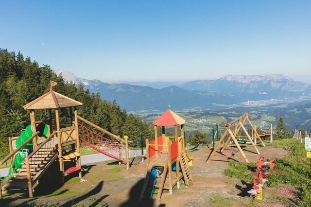 Der Spielplatz bei der Enzianhütte bietet einen tollen Ausblick. | Foto: Gem. St. Koloman