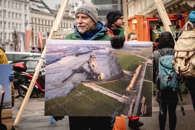 Der kleine deutschen Ort Lützerath ist für den Abbau von Braunkohle akut von Räumung bedroht und die Protestler solidarisieren sich mit den Klimaprotestlern, die in Lützerath der Räumung entgegentreten. | Foto: Christopher Glanzl