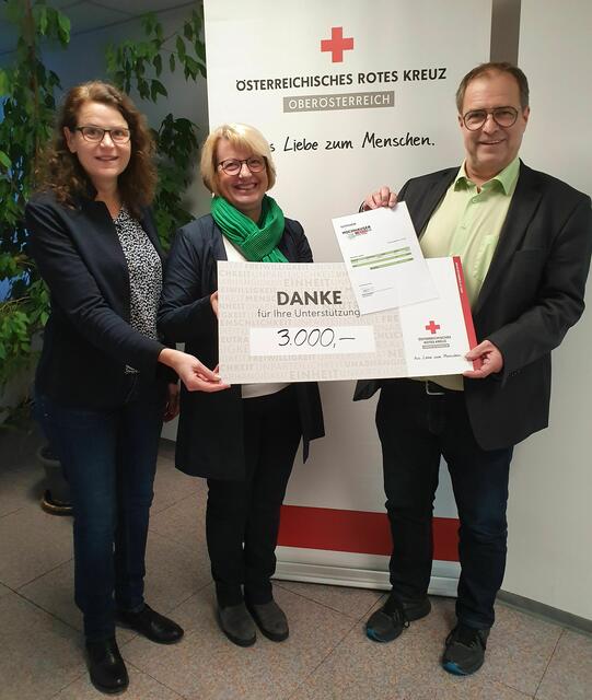 RK-Bezirksgeschäftsleiterin Martina Doblhofer, Bürgermeisterin Maria Pachner und RK-Bezirksstellenleiter Günter Haslberger bei der Spendenübergabe. | Foto: RK Grieskirchen