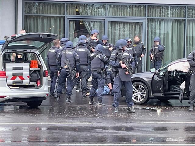 Der mutmaßliche Täter, ein 41-Jähriger Iraker, verletzte auf der Flucht eine weitere Person und zwei Polizisten – einen davon schwer. Es grenzt fast an ein Wunder, dass danach nicht mehr passiert ist, denn er raubte dem verletzten Polizisten das Sturmgewehr und fuhr bewaffnet weiter. Auf einem Video ist zu sehen wie Schüsse fallen. | Foto: BRS