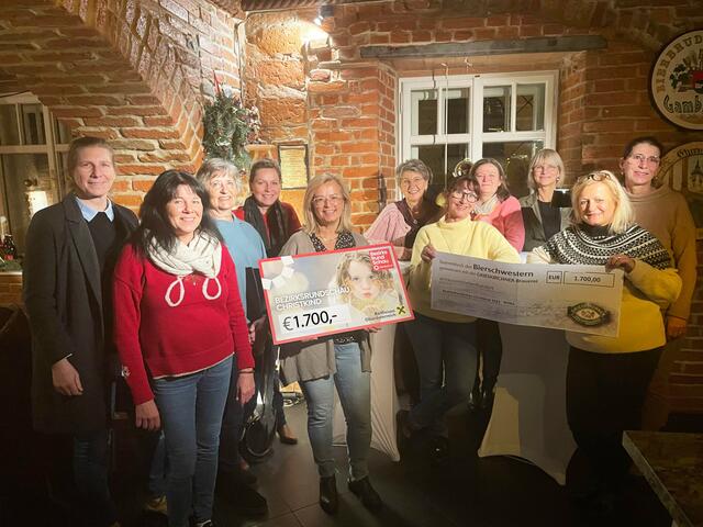 Die Bierschwestern übergaben den Spendenscheck an BRS-Geschäftsstellenleiterin Constance Haslberger (l.). | Foto: BRS