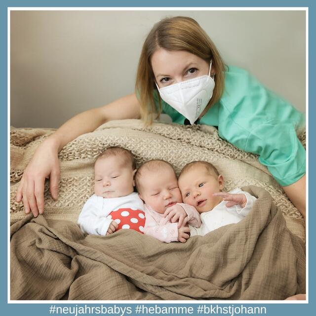 Die Neujahrsababys mit Hebamme Michaela Reiter. | Foto: BKH/Claudia Egger Fotografie