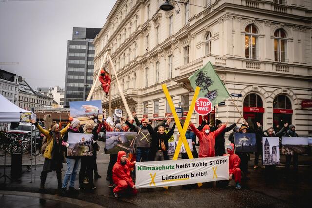 Bei einer Kundgebung mehrerer Klimagruppen vor der deutschen Botschaft in Wien wurden Aktivisten von einer unbekannten Person mit einer ätzender Flüssigkeit überschüttet. Eines der Opfer musste mit Verletzungen ins Spital. | Foto: Christopher Glanzl