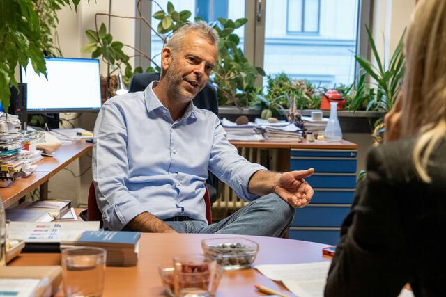 Martin Heintel: Flächenwidmungen? An sich ein gutes Instrument. Die Praxis zeigt aber, dass das in der Regel nicht so läuft. Sei es durch soziale Beziehungen, durch Schwerpunkte, die gesetzt werden wollen, durch Dehnung der Gesetzeslage, durch zu erwartende Umwidmungsgewinne beim Kauf pro futuro, auch von BürgermeisterInnenseite, die da ja meist einen guten Einblick haben, etc.  | Foto: Markus Spitzauer