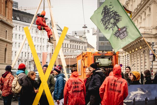 Laut Steindwender hatten sich mehr als 50 Klimaaktivistinnen und -aktivisten aus verschiedenen Bewegungen, darunter "System Change not Climate Change", "LobauBleibt" und "Jugendrat" am Montag, 9. Jänner, im Rahmen einer Demo gegen den Braunkohletagebau in Lützerath vor der deutschen Botschaft in der Gauermanngasse 2-4 in der Inneren Stadt versammelt. | Foto: Christopher Glanzl