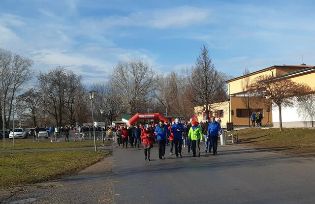 Rund 350 Personen starteten bei der Golser Silvesterwanderung. | Foto: Franz Sack