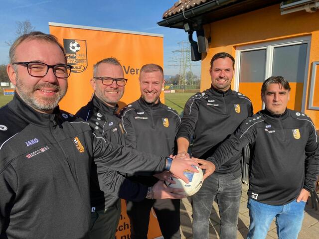 Die neue sportliche Führung des SV Gössendorf: Alex Köhler, Georg Winkler, Daniel Hofer, Trainer Reini Pleyer und Miljan Stojadinovic (v.l.) | Foto: zVg