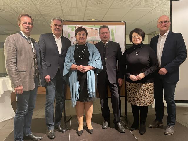 Gerhard Schnabl (Landesobmann-Stellvertreter des NÖ Blasmusik-Verbandes), Architekt Thomas Tauber, Landtagsabgeordnete Michaela Hinterholzer, Bürgermeister Friedrich Pallinger, Geschäftsführende Gemeinderätin Anna Waser, Vizebürgermeister Wolfgang Zeiner.