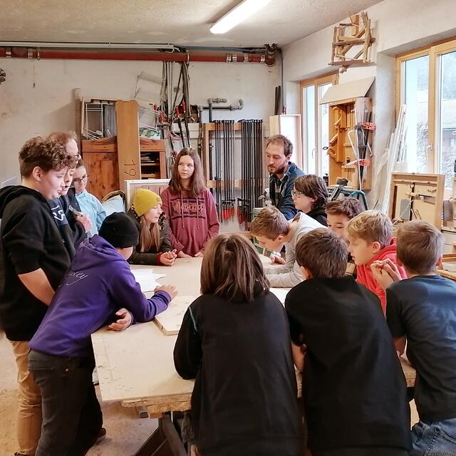 Schülerinnen und Schüler besuchen vor Ort die Tischlermeisterbetriebe. | Foto: WK Tirol