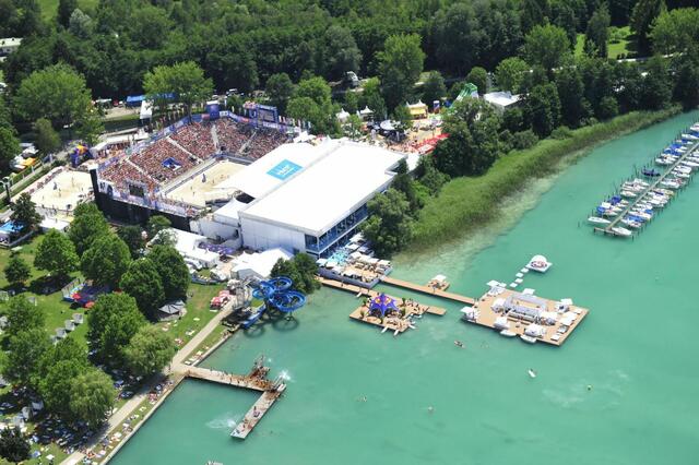 Auf der Fläche, wo sonst die Beachvolleyball-Arena stand, will die Stadtwerke Klagenfurt ein Badehaus errichten. | Foto: ACTS