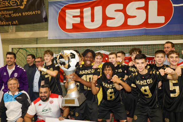 Der 1. FSV Mainz 05 holte sich zum ersten Mal den Pokal des U15 Events. | Foto: Daniel Scharinger