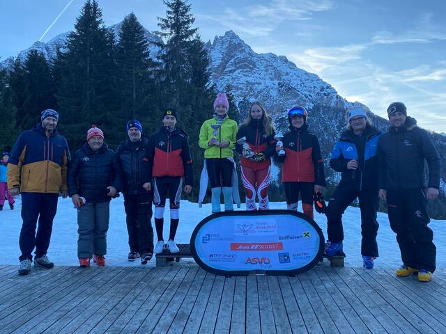 Klassensiegerfoto Schüler v.l.: Bgm. Daniel Stern, die TSV-Bezirksreferenten Hermann Fuchs (Schwaz) und Robert Moosleitner (Innsbruck Nord), die S14-Sieger Severin Wieser (SV Sistrans) und Emilia Kirchmair (WSV Neustift), die S16-Sieger Nina Pirker (WSV Hippach) und David Knoflach (WSV Neustift) mit dem Obmann des SV Raika Mieders Markus Tauber und TSV-Bezirksreferent Innsbruck-Süd Stephan Gröber | Foto: SV Mieders