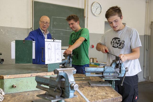 Landwirtschaftliche Fachschule Winklhof, LFS, Salzburg, Österreich, Metalltechnik, Schlosserei, Handwerk, Handwerker, Fachkraft, Fachpersonal, feilen, im Bild v. li: Josef Neureiter Lehrer, Johannes Grünwald, Stefan Schwaighofer | Foto:  Susi Berger / Camera Suspicta