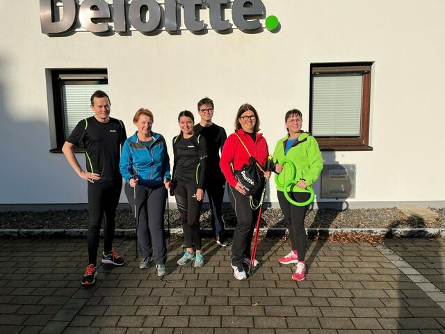 Ein Teil des Deloitte-Teams Steyr war bereits am Freitag unterwegs. 14 Teilnehmer von Deloitte starteten beim Christkindlauf.