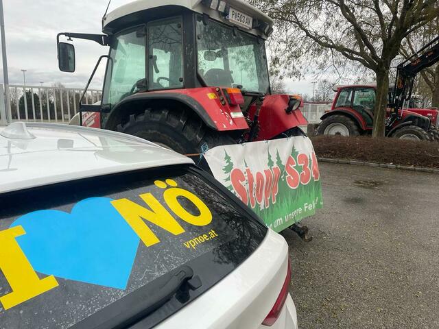 Die Traktoren wurden unmittelbar neben die Wahlkampfautos der niederösterreichischen Volkspartei geparkt, um gegen den Bau der S34 zu protestieren. | Foto: STOPP S34!