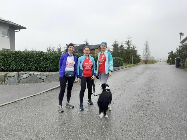 Die Hainbuchner Dorfkanonen mit ihrem Tempomacherhund. 