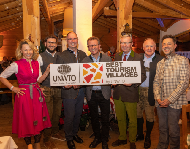 Vlnr.:  Renate Ecker (Tourismusdirektorin Zell am See-Kaprun), Maximilian Posch (Obmann TVB Zell am See), Norbert Karlsböck (Vorstandsdirektor der Gletscherbahnen Kaprun AG), Andreas Wimmreuter (Bürgermeister Zell am See), Wilfried Haslauer (Landeshauptmann), Erich Egger (Vorstand Schmittenhöhebahn AG) und Christoph Bründl (Obmann TVB Kaprun). | Foto: Zell am See-Kaprun Tourismus