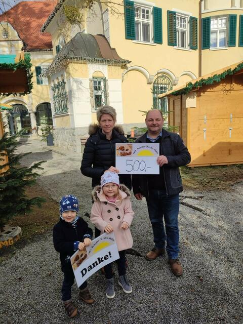 Benefizorganisatorin Sabine Parzer mit Kindern und Andorfs FPÖ-Obmann und Vizebürgermeister Anton Bramer. | Foto: FPÖ