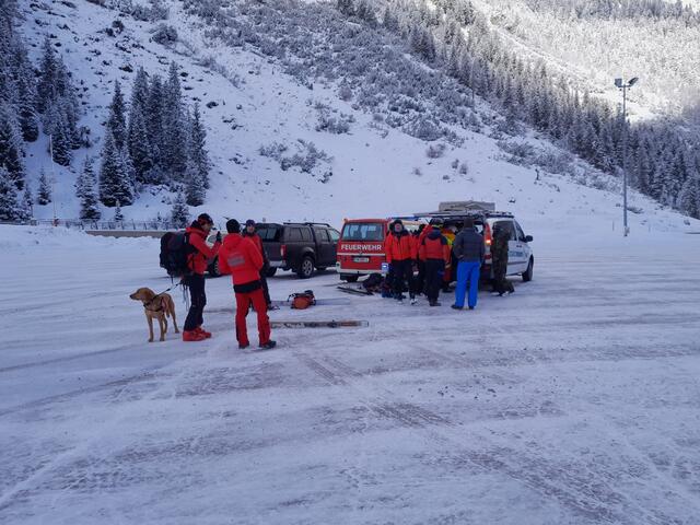 Bergretter aus dem gesamten Stubaital und aus Sölden waren vor Ort | Foto: zeitungsfoto.at